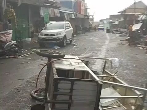 Puting Beliung Sapu Pasar Karangpandan, Warga Panik Selamatkan Diri