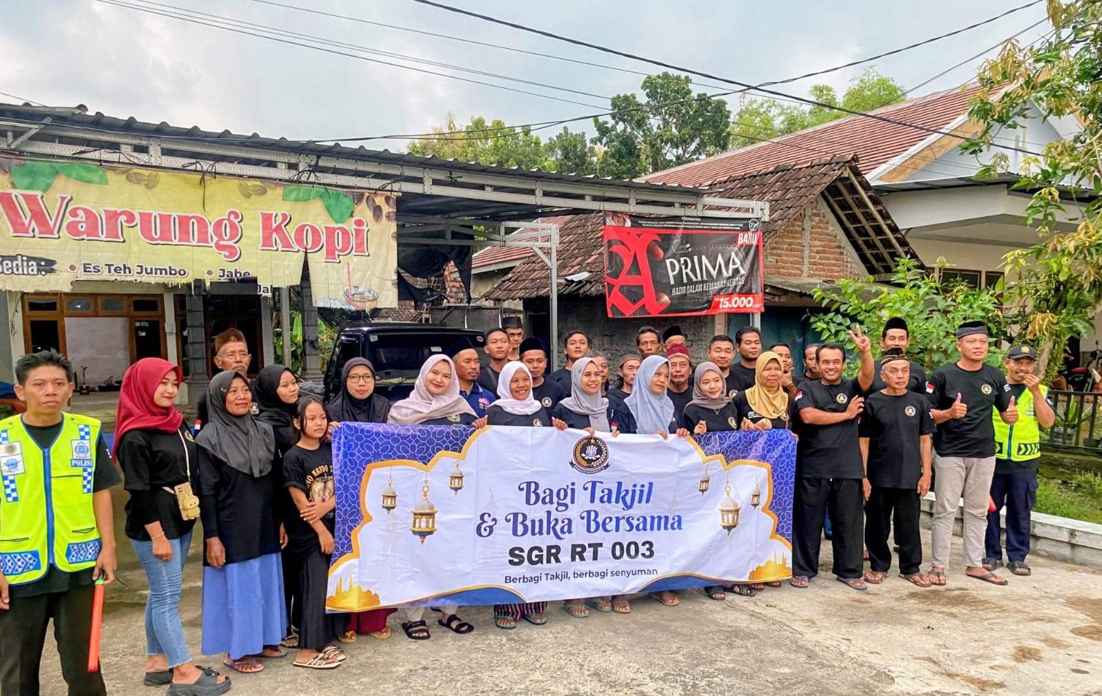 Berbagi Takjil, Berbagi Senyuman, Semangat Kebersamaan Warga Ngepeh di Bulan Ramadhan