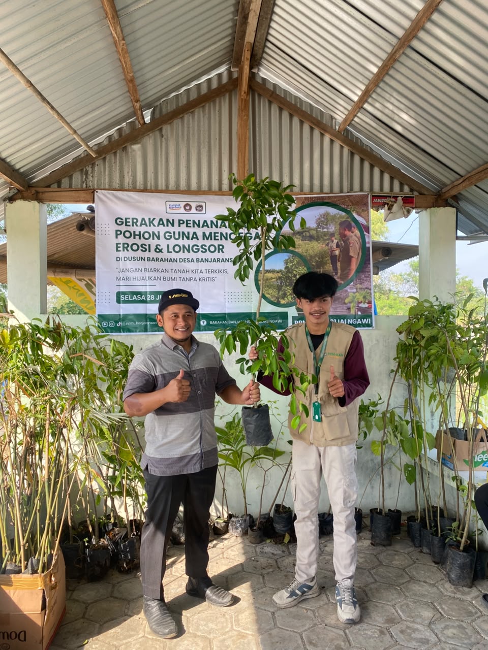 PPM-KKN 01 IAI Ngawi bersama Pemdes Banjaransari Tanam Ratusan Bibit Pohon di Dusun Barahan untuk Cegah Erosi dan Longsor