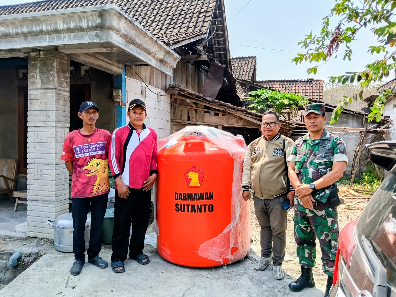 Kekeringan Belum Usai, Warga Dua Wilayah Ngawi Kembali Dapat Toren Air Bersih dari Darmawan Sutanto